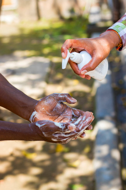 een man wast zijn handen met zeep om hygiënisch te blijven.Vermijd ziektekiemen en virussen. - Foto, afbeelding