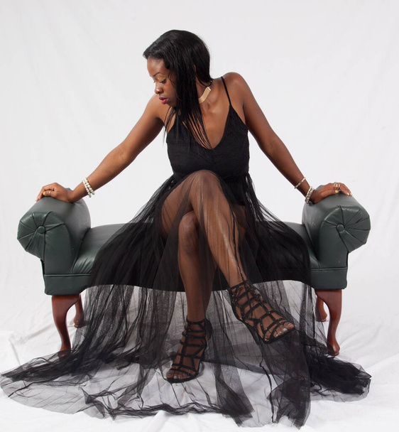 Pretty černošky žena v černém oblečení relaxační - Fotografie, Obrázek