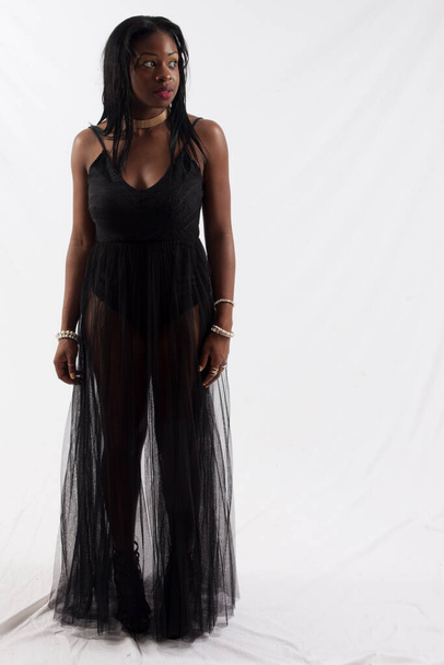 Schöne schwarze Frau in einem schwarzen Outfit - Foto, Bild