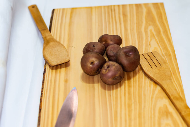 batatas regionais dos Andes em um mercado no Peru, Bolívia, Argentina, América do Sul em uma mesa de madeira. Foco seletivo
 - Foto, Imagem