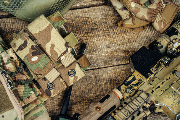 Close up photo of M16 rifle on wooden board - Zdjęcie, obraz