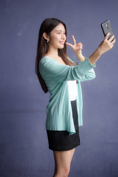 tajski Chiny dorosły biuro dziewczyna biały koszula za pomocą jej smartfona Selfie - Zdjęcie, obraz