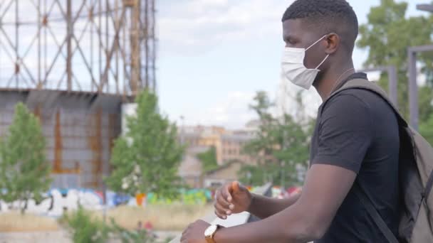 young African man wearing surgical mask - Imágenes, Vídeo