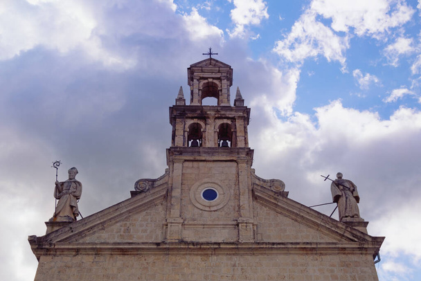 Arquitetura religiosa. Montenegro, antiga cidade de Prcanj. Fragmento da Igreja de São Nicolau contra o céu
 - Foto, Imagem
