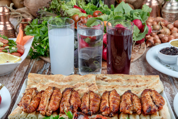 Cozinha turca frango asas grill. Heap frito em uma grelha de asas de frango com molho e coquetéis de tempero
. - Foto, Imagem