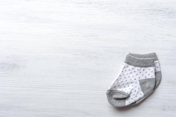 нові дитячі шкарпетки на білій дерев'яній дошці, новонародженій і дитячій концепції
 - Фото, зображення