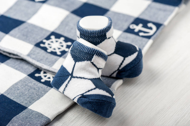 нові дитячі шкарпетки на білій дерев'яній дошці, новонародженій і дитячій концепції
 - Фото, зображення