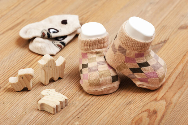 нові дитячі шкарпетки на дерев'яній дошці, новонароджена і дитяча концепція
 - Фото, зображення