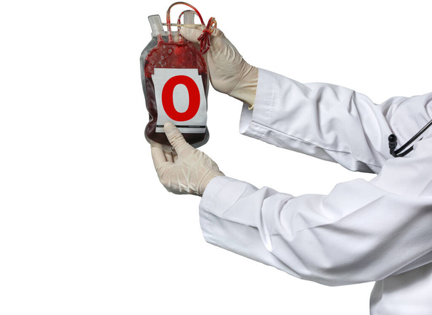 Ein Arzt im weißen Kittel mit einem Bluttransfusionsbeutel. Isoliert auf weißem Hintergrund. - Foto, Bild