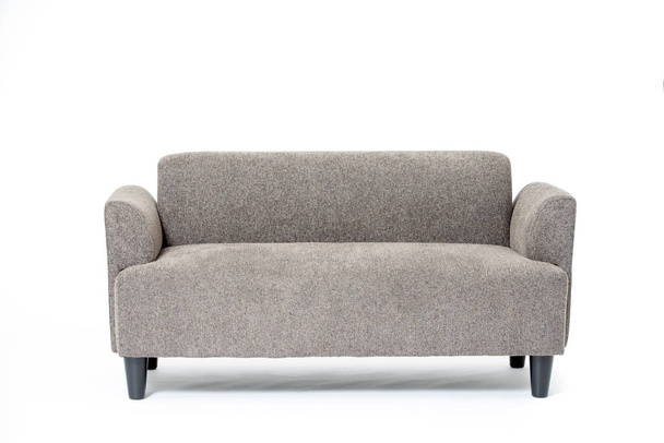 Um sofá aconchegante cinzento flanela loveseat isolado no fundo branco
. - Foto, Imagem