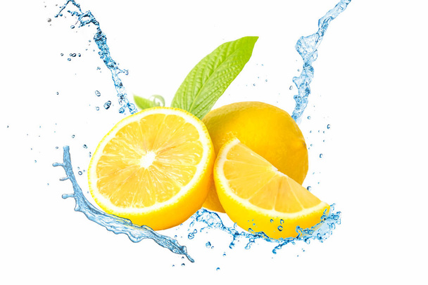 Čerstvé citron a voda stříkance na bílém pozadí. - Fotografie, Obrázek