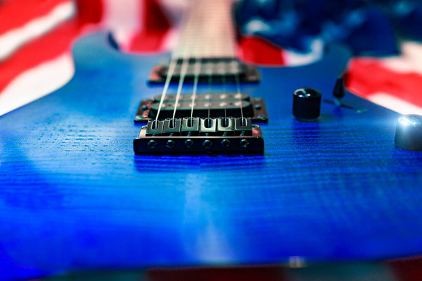 Primer plano guitarra eléctrica azul instrumento de música rock con bandera americana - Foto, Imagen
