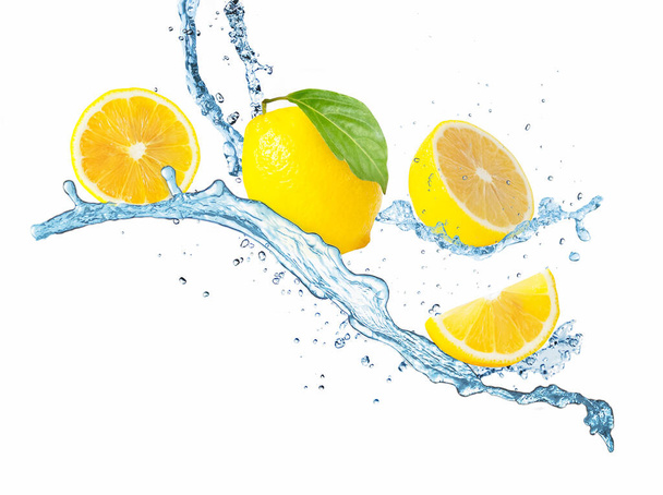 白い背景に新鮮なレモンと水のスプラッシュ. - 写真・画像