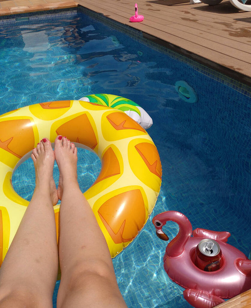 mujer relajándose en una piscina
 - Foto, imagen
