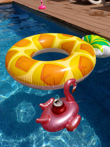 anillo de piña inflable flotando en la piscina
 - Foto, imagen