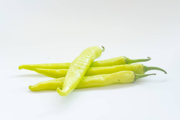 pimentos doces verdes frescos (pimentas de banana) sobre fundo branco - Foto, Imagem