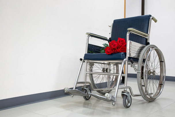 Букет из красных роз на синей коляске. Больница или клиника
 - Фото, изображение