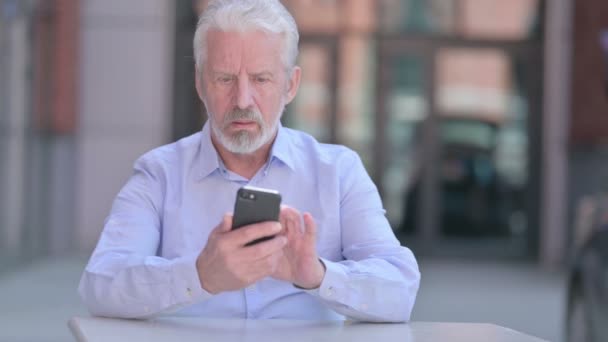 Outdoor Upset Old Businessman get Shocked on Smartphone - Filmagem, Vídeo