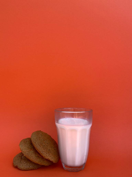 Verre de lait avec biscuits à l'avoine marron sur fond de barbe - Photo, image