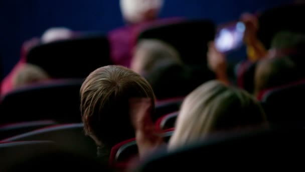 Menschen applaudieren im Kinosaal - Filmmaterial, Video