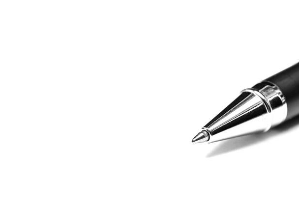 Zbliżenie długopisu w kolorze czarno-białym. Izolacja na białym tle - Zdjęcie, obraz