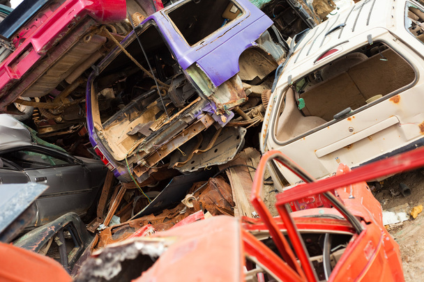 Los vehículos se oxidan en el desguace
 - Foto, Imagen