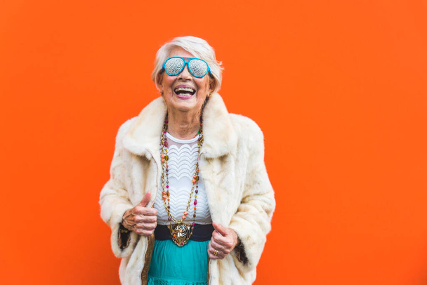 Happy and playful senior woman having fun - Portrait of a beautiful lady above 70 years old with stylish clothes, concepts about senior people - Foto, afbeelding