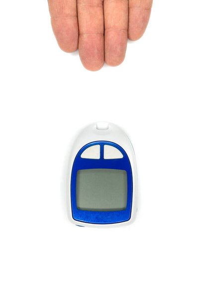 Imagen de un dispositivo médico portátil y una mano de una persona. Aislado sobre fondo blanco
. - Foto, Imagen