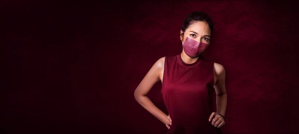 nuevo normal moda coronavirus pandemia a usar máscara con inteligente asiático señora lon estudio disparo en rojo concepto (incluir camino en banner tamaño
) - Foto, imagen