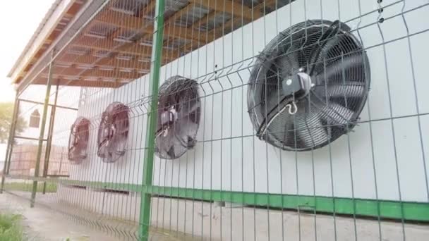 Metal endüstriyel havalandırma. Havalandırma. Ticari soğutma HVAC klima yoğunlaştırıcı fan birimleri iklim kontrolü ve soğutma sıcaklığı klima sistemini ayarlar - Video, Çekim