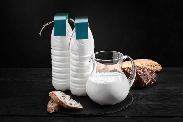 Gazdaság beállítása friss tejjel különböző palackokban és dobozokban - Fotó, kép