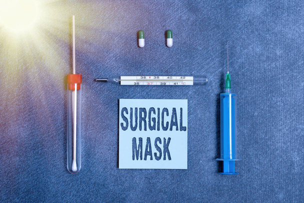 Kézírás szöveg írás sebészeti maszk. Fogalom jelentése viselte az egészségügyi szakemberek a műtét és ápolás során készlet orvosi berendezések jegyzettömbbel egészségügyi állapotfelmérés. - Fotó, kép