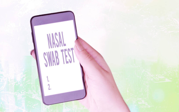 Nasal Swab Testを示す概念的な手書き文字。ビジネス写真テキスト鼻分泌による上気道感染症を診断する現代のガジェットカラフルなボケの背景の下で白い画面 - 写真・画像
