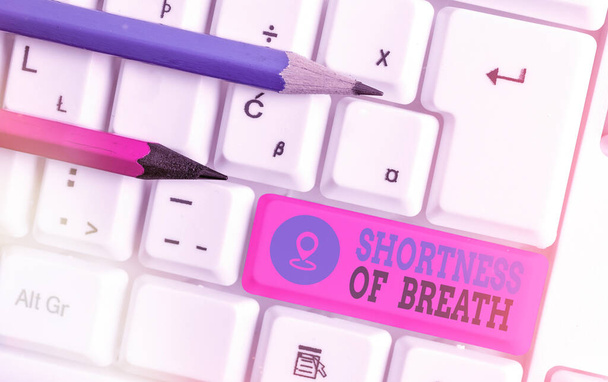 息の不足を示すメモを書く。呼吸困難の原因となる気道の激しい締め付けを示すビジネス写真白いキーコピースペースの上に空のノートパソコンのキーボード. - 写真・画像