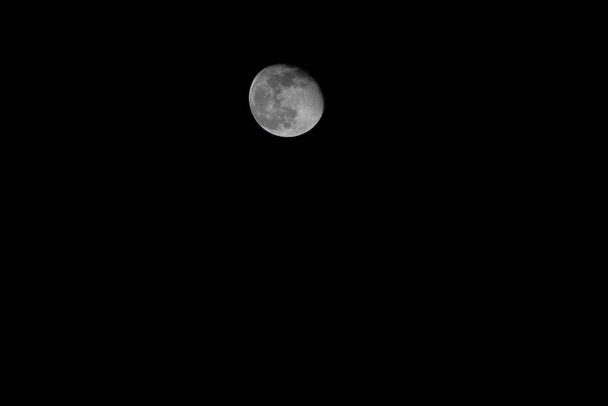Lua quase cheia bonita no fundo preto, escuro no céu noturno. - Foto, Imagem