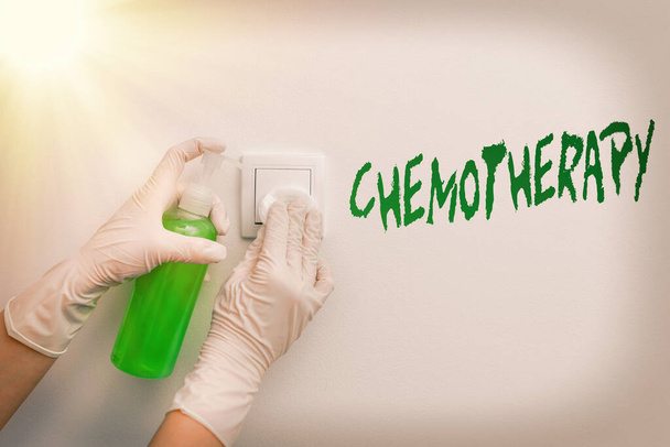 Słowo pisanie tekstu Chemioterapia. Koncepcja biznesowa leczenia chorób poprzez stosowanie substancji chemicznych Zanieczyszczenie w elektronicznych gadżetach podkładów kontrolowanych środkiem dezynfekującym. - Zdjęcie, obraz
