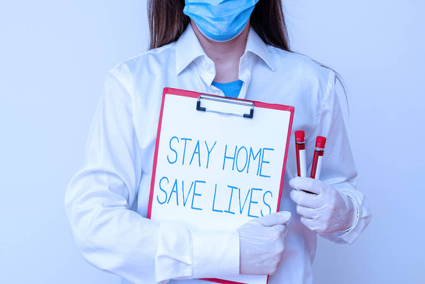 Χειρόγραφο κείμενο γραφής Stay Home Save Lives. Έννοια που σημαίνει μείωση του αριθμού των μολυσμένων ασθενών με τη μη έξοδο από το σπίτι Εργαστηριακό δείγμα αίματος που φαίνεται για ιατρική διαγνωστική ανάλυση αποτέλεσμα - Φωτογραφία, εικόνα