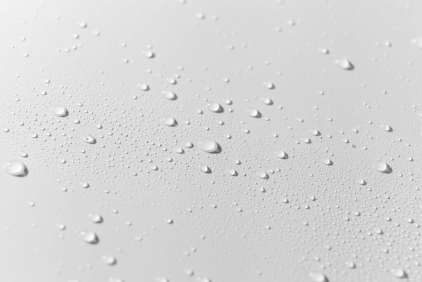 Gros plan des gouttes d'eau avec des ombres sur fond gris. Texture grise abstraite humide avec des bulles sur la surface en plastique PVC. Des gouttelettes d'eau pure réalistes condensées. Détail de la texture de cuir toile - Photo, image