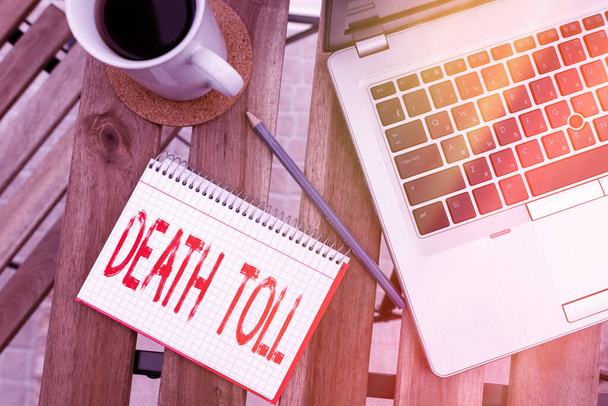 Schreibender Zettel mit der Todesstrafe. Geschäftsfoto, das die Anzahl der Todesfälle zeigt, die durch einen bestimmten Vorfall verursacht werden Arbeitsplatzübersicht mit Laptop, der für individuelle Interessen verwendet wird. - Foto, Bild