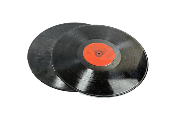 dos viejos discos de vinilo de música negra rayada aislados sobre fondo blanco
 - Foto, Imagen