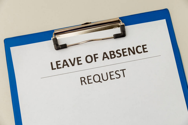 Formulario de declaración de ausencia de licencia personal en el escritorio. - Foto, imagen