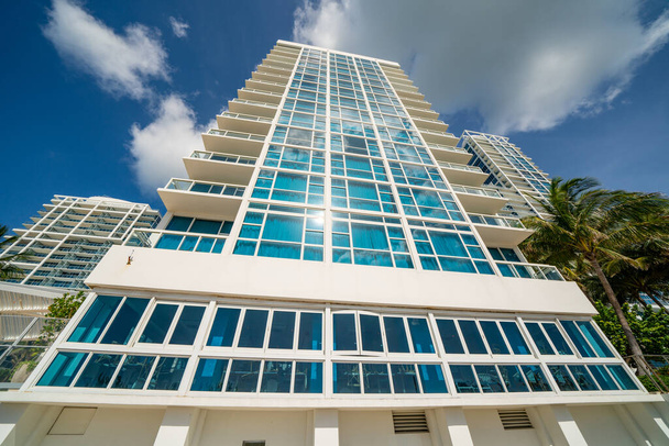Modern apartman binası Miami Beach FL - Fotoğraf, Görsel