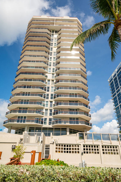Condominio residencial de lujo Miami Beach con palmera
 - Foto, imagen