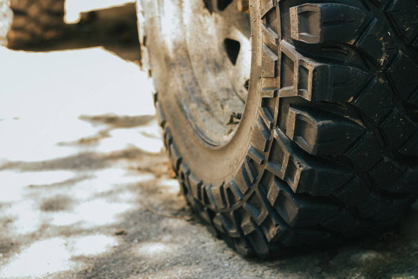 Staré a špinavé pneumatiky na ulicích města. Použitá automobilová gumová část s drsnou strukturou a poškozeným povrchem - Fotografie, Obrázek