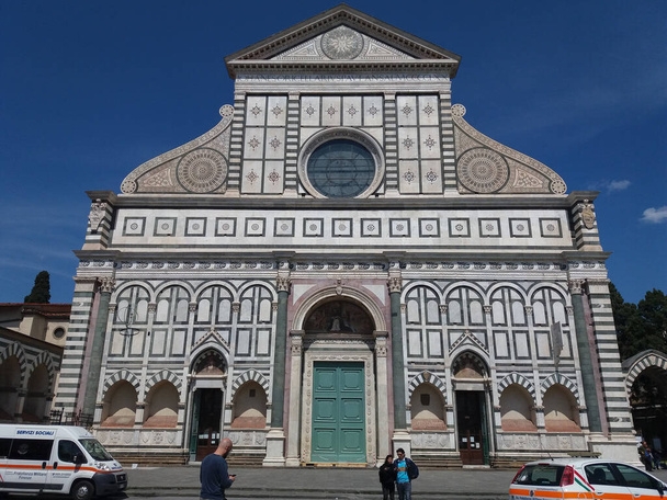 フィレンツェ、イタリア- CIRCAエイプリル2019:サンタ・マリア・ノヴェッラ教会と広場 - 写真・画像