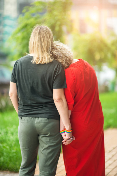 2 лесбіянки тримаються за руки. однакова сексуальна любов
 - Фото, зображення