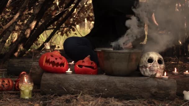 Ręce czarownicy nad kotłem zamykają się w zwolnionym tempie - Materiał filmowy, wideo