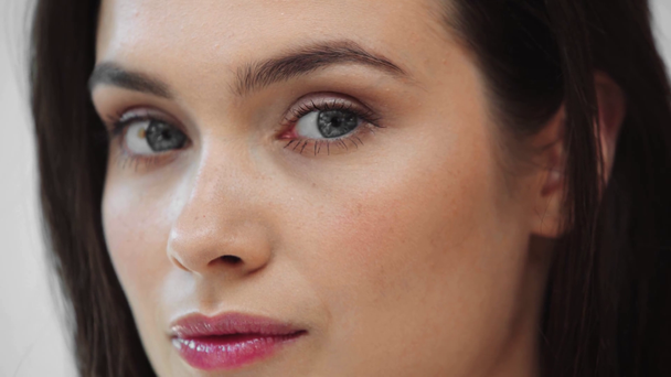 Vrouw met perfecte huid reinigen gezicht met katoenen pad geïsoleerd op grijs - Video