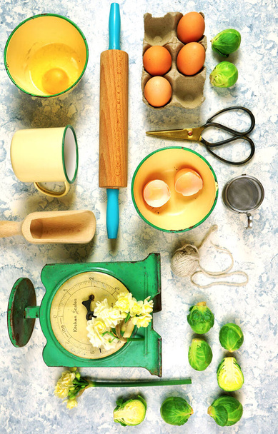 Vintage utensilios de cocina diseño creativo vista superior sobre fondo texturizado blanco
. - Foto, imagen