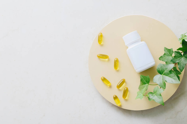 Fischöl-Vitaminkapseln auf hellem Tischhintergrund, Ansicht von oben - Foto, Bild